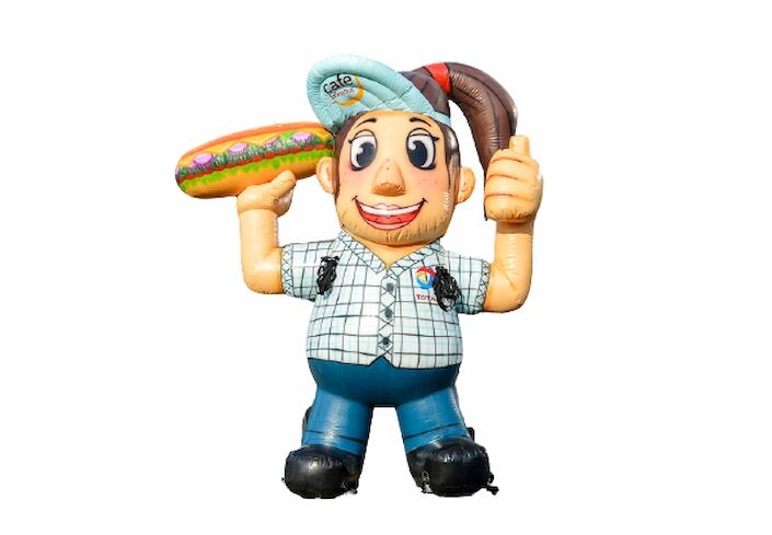 Maatwerk opblaasbare pop mascotte met broodje in de hand op aanvraag gemaakt